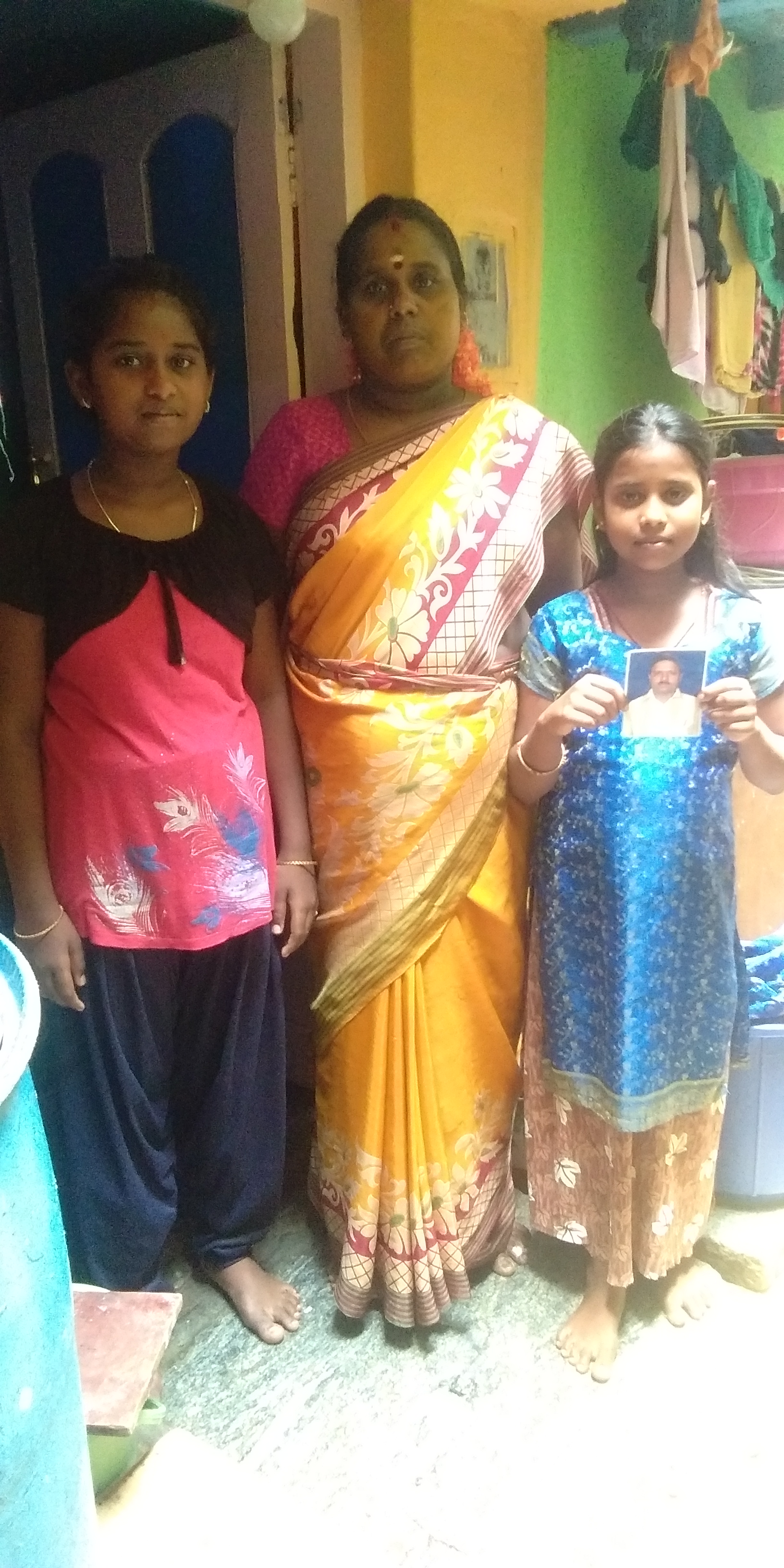 Ashmitha with her sister and mother mourning her father