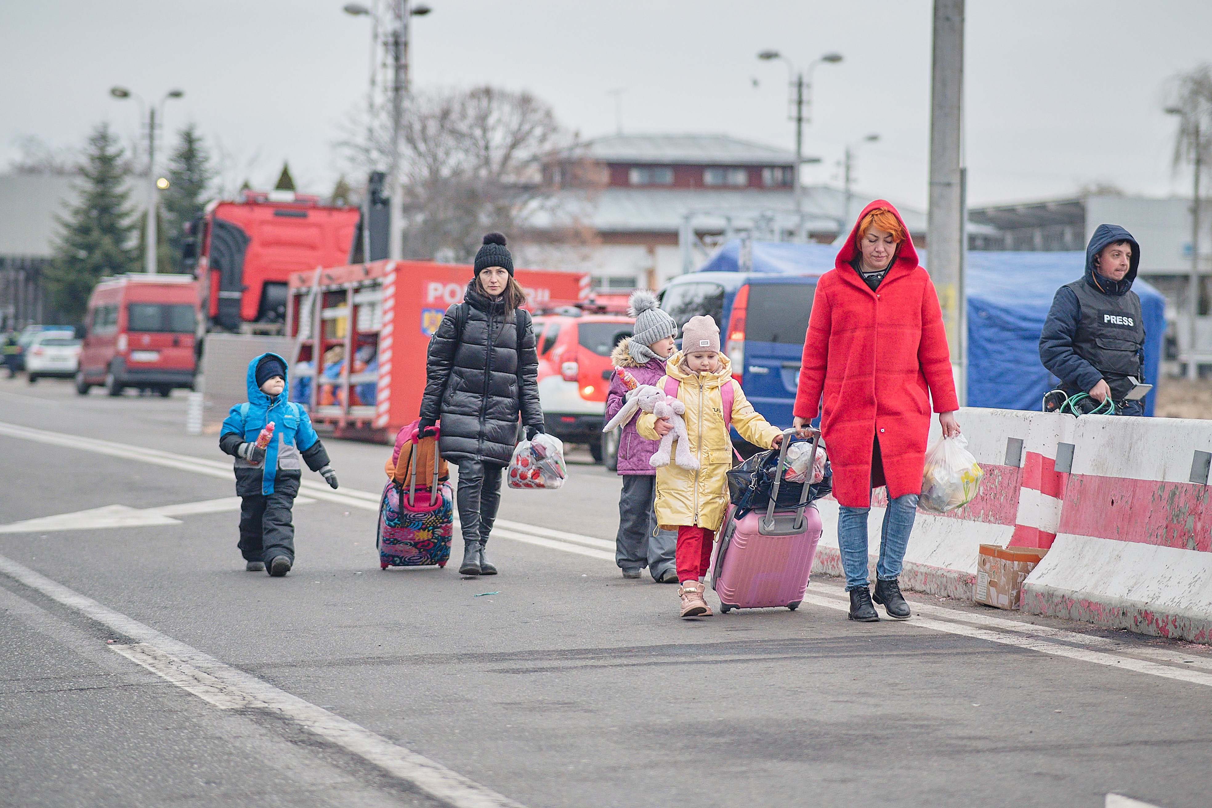 Ukrainian families crossing the boarder into Romania