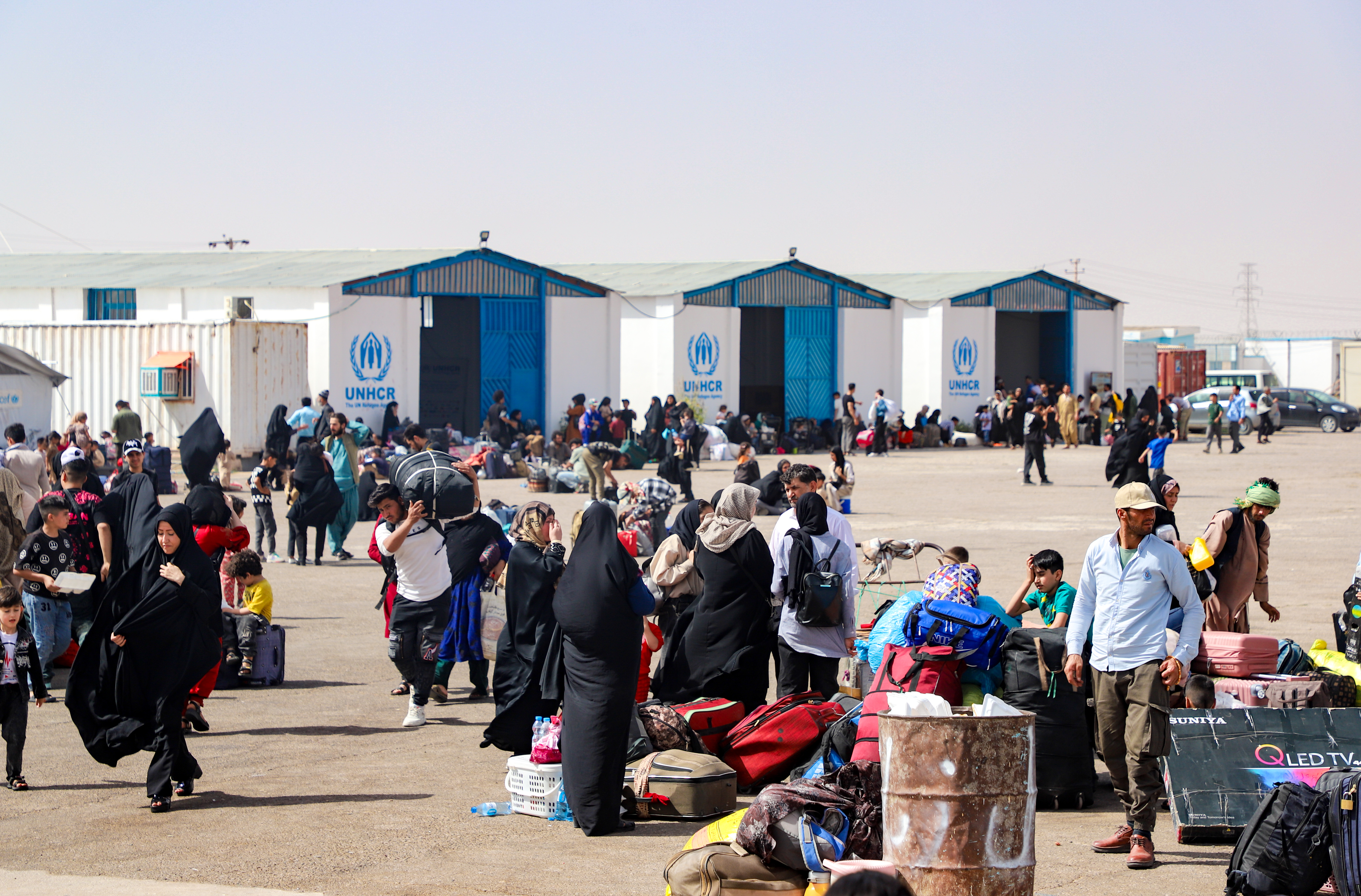 Afghan returnees at the boarder