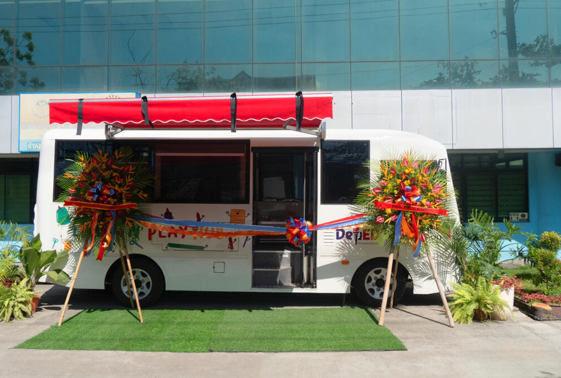 World Vision launches a mobile library van in the Philippines