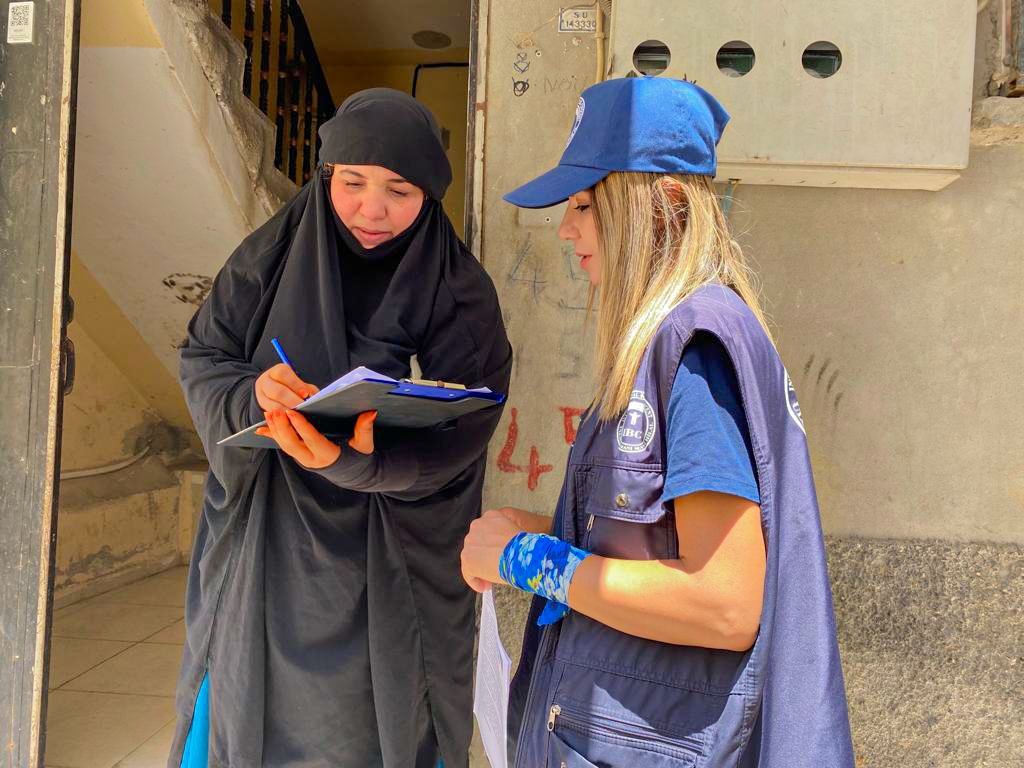 Syrian woman and aid worker in Türkiye