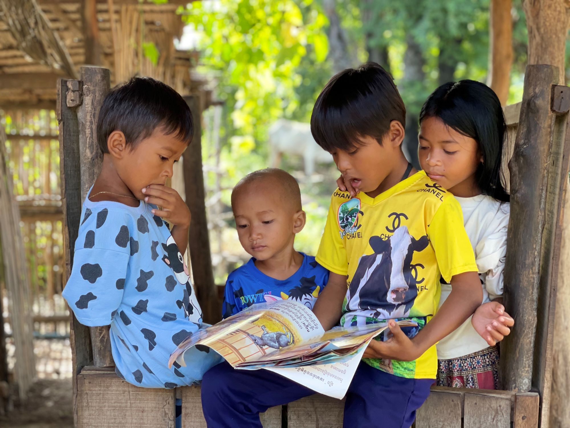 Cambodian children at mobile library