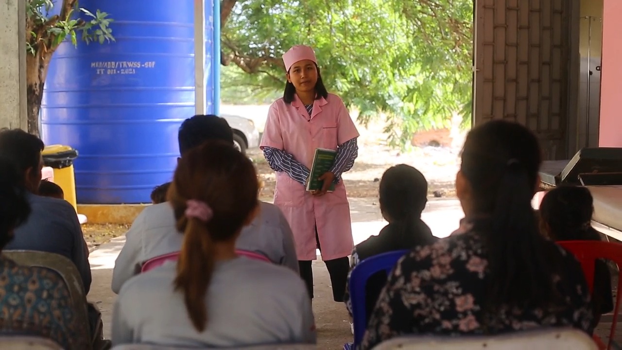 Nurse Vithalin speaks to parents about nutrition and healthcare 