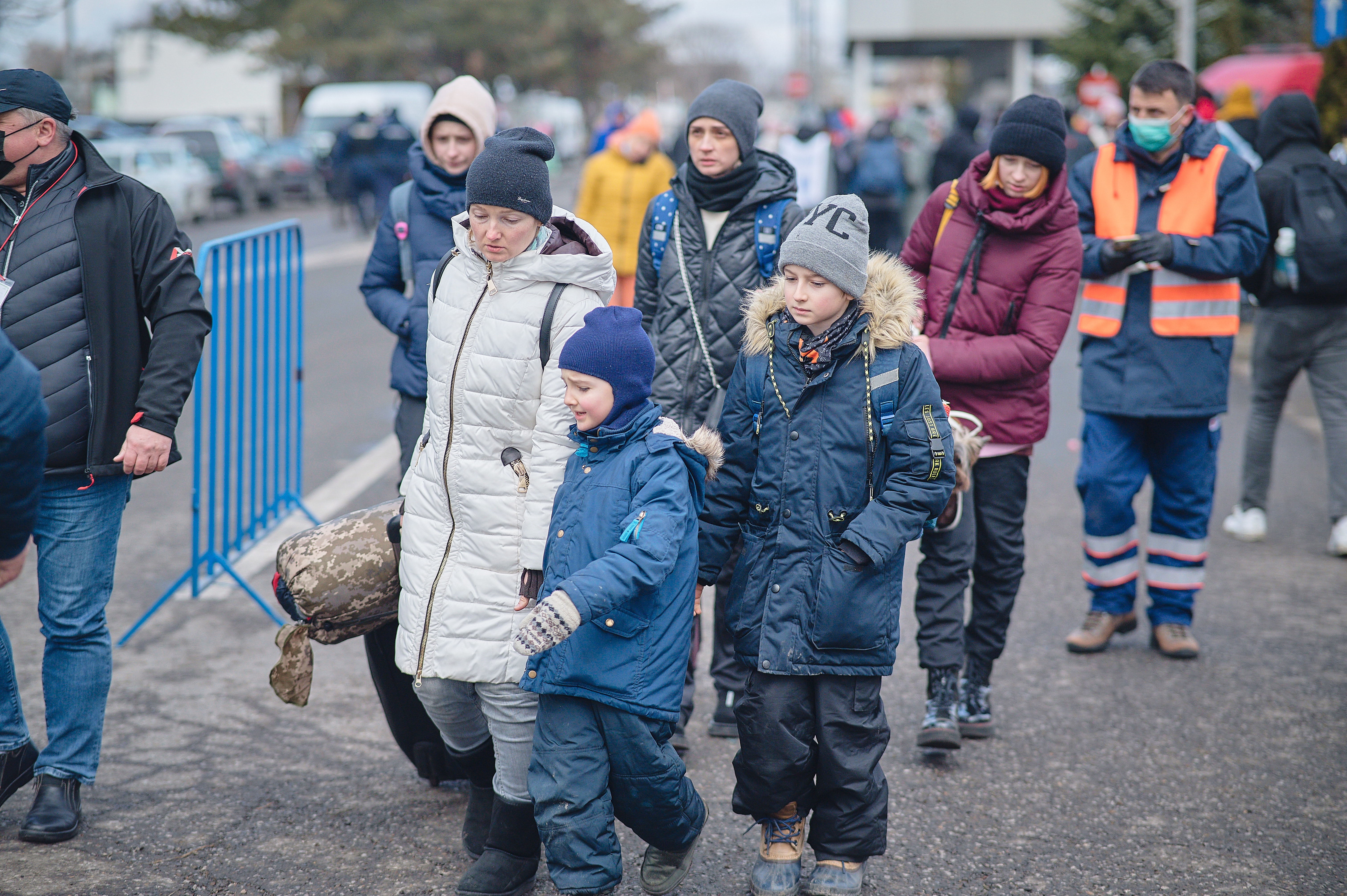  Children of Ukraine together with their parents on the border.